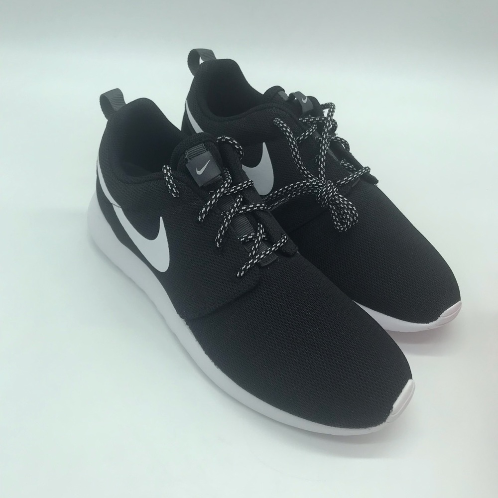 Nike Women’s roshe black white shoes 844994-002 - Picture 3 of 3